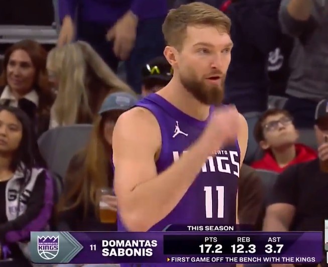 欢迎回来!小萨复出&国王生涯首次替补登场 全场观众欢呼鼓掌!