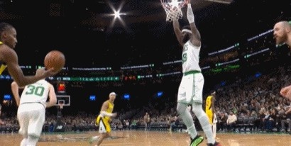 华体会官网-声东击西!豪泽妙传骗过两人补防助攻科塔暴扣得分