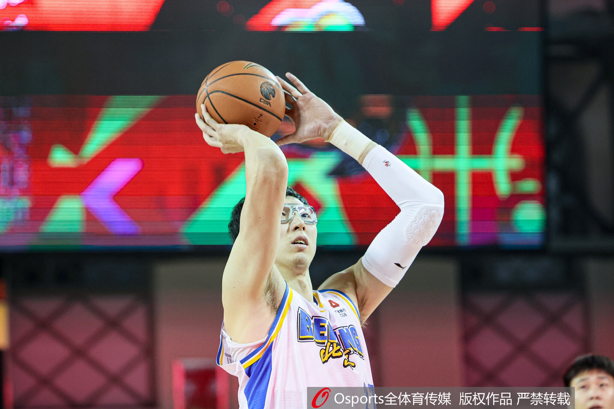 华体会-真该练练罚球了！周琦半场4罚全铁 仅得到3篮板1失误&amp;正负值-10